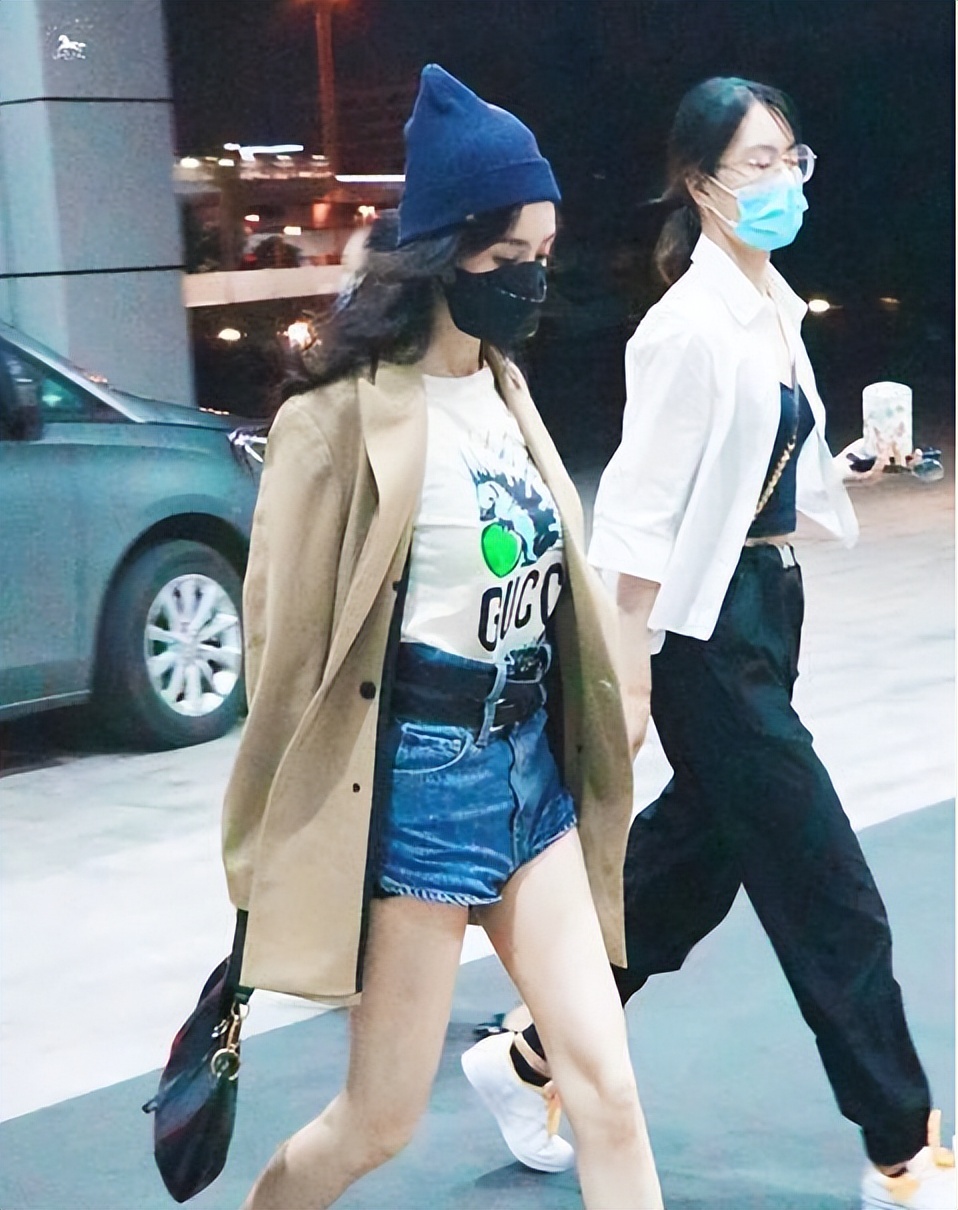 超短浅色牛仔衣怎么搭配,超短牛仔搭配