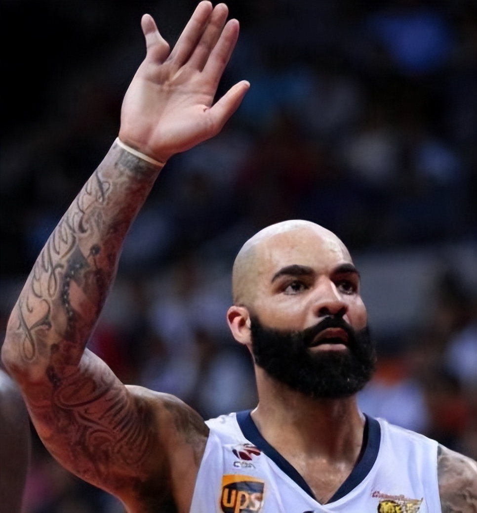 看到这些照片，就不羡慕NBA球星的高薪了！詹姆斯脚趾科比脚后跟