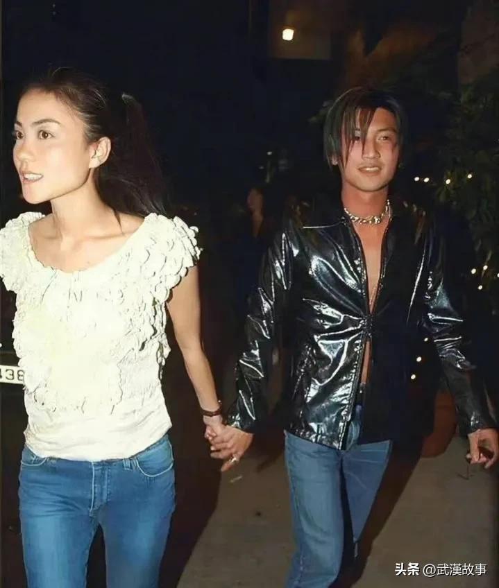 节目采访王菲谢霆锋世纪牵手,王菲谢霆锋机场大方牵手狂秀恩爱