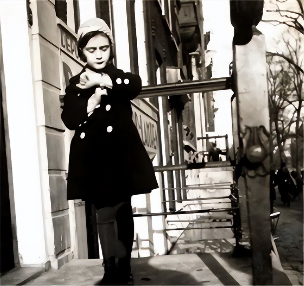 为躲避追捕拯救犹太孤儿,安妮为了躲避大屠杀躲在地下室