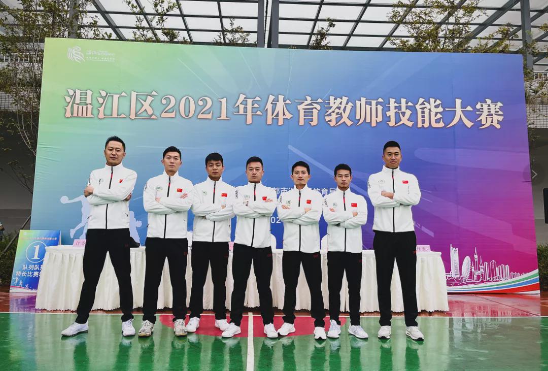 拿奖到手软的学生,拿奖状拿到手软