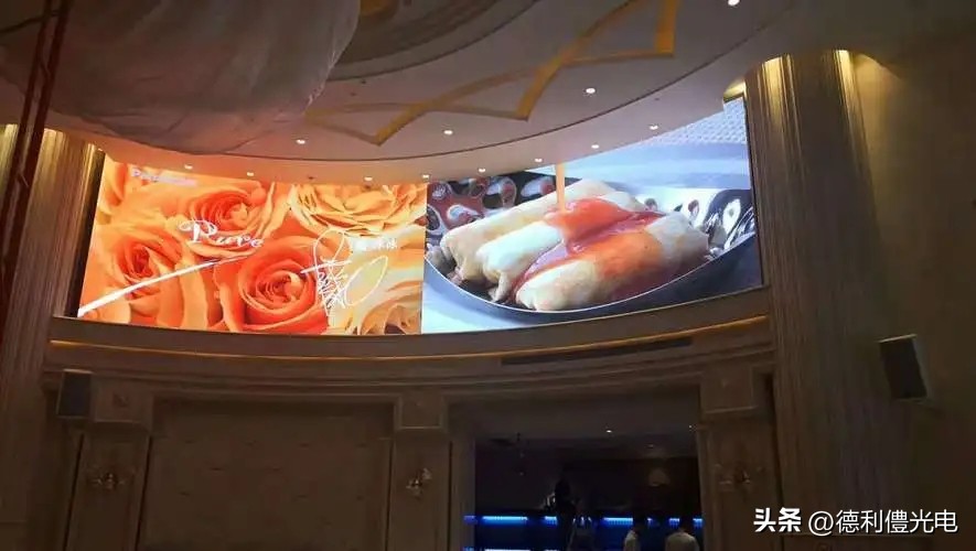 商铺橱窗不吸睛？LED透明屏助力您的商铺C位出道！