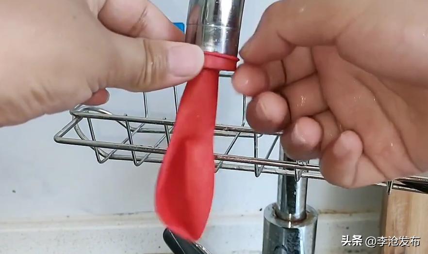 水龙头气球套效果,怎么把气球套在水龙头上