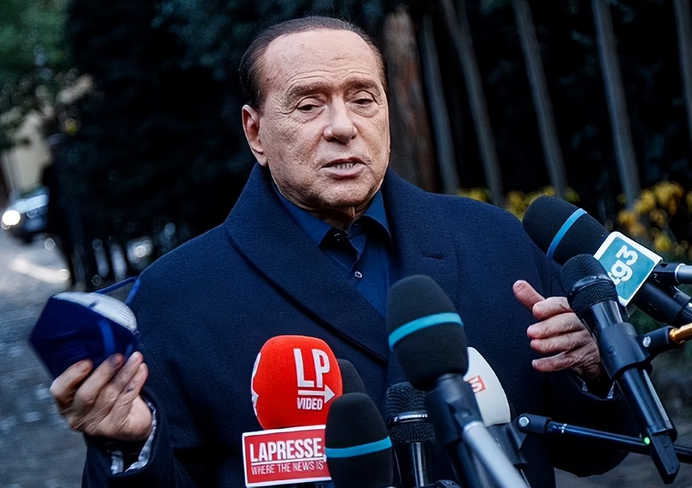 85岁意大利前总理：丑闻缠身专搞“爷孙恋”，三婚娶32岁金发女友