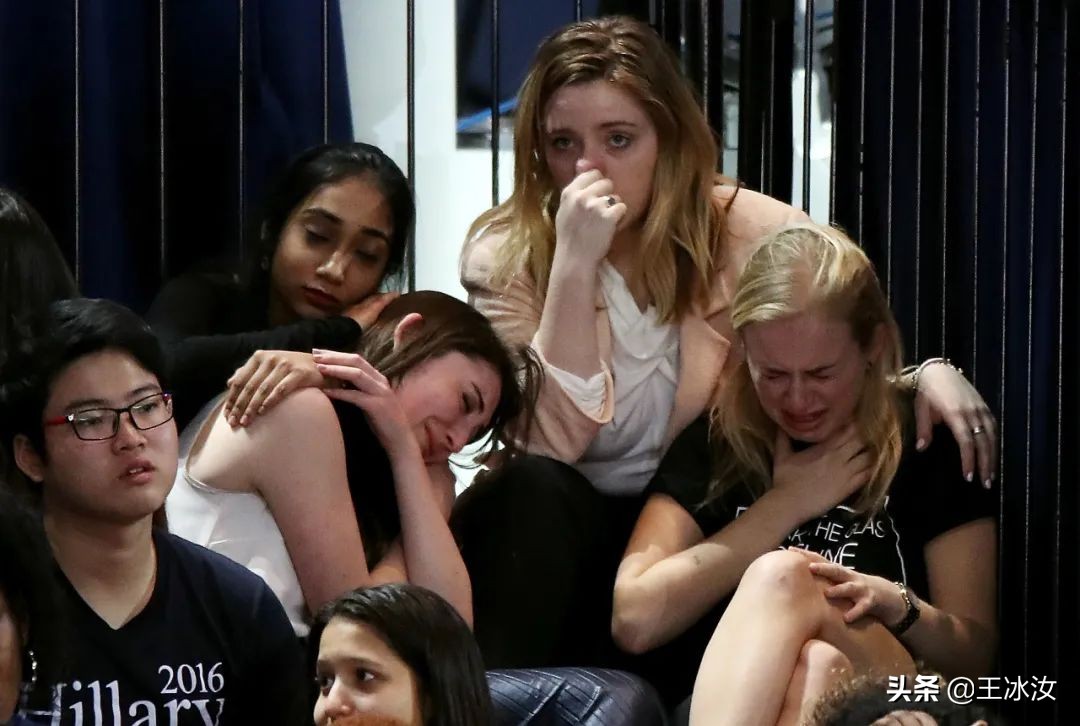 惨败给特朗普的那个夜晚，不服气的希拉里是如何熬过来的？