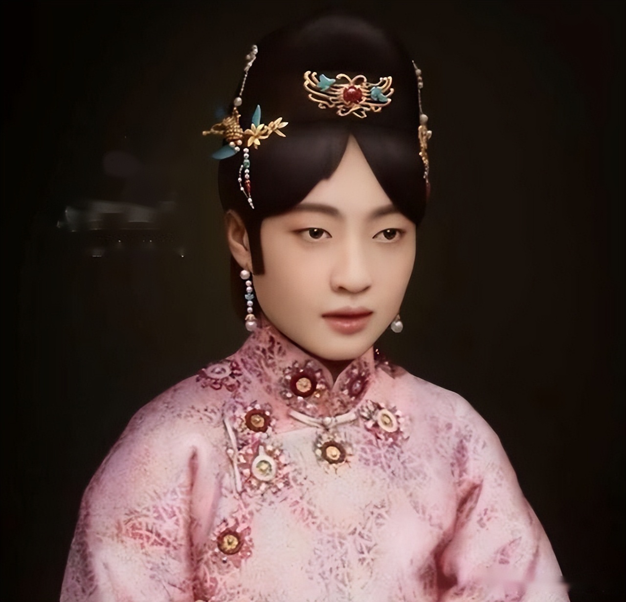 末代皇后婉容死后被扔在臭水沟边,末代皇后私生女