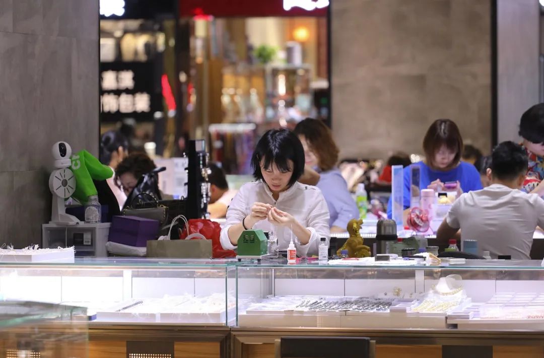 年轻人正在疯狂购买黄金,年轻人掀起淘金热