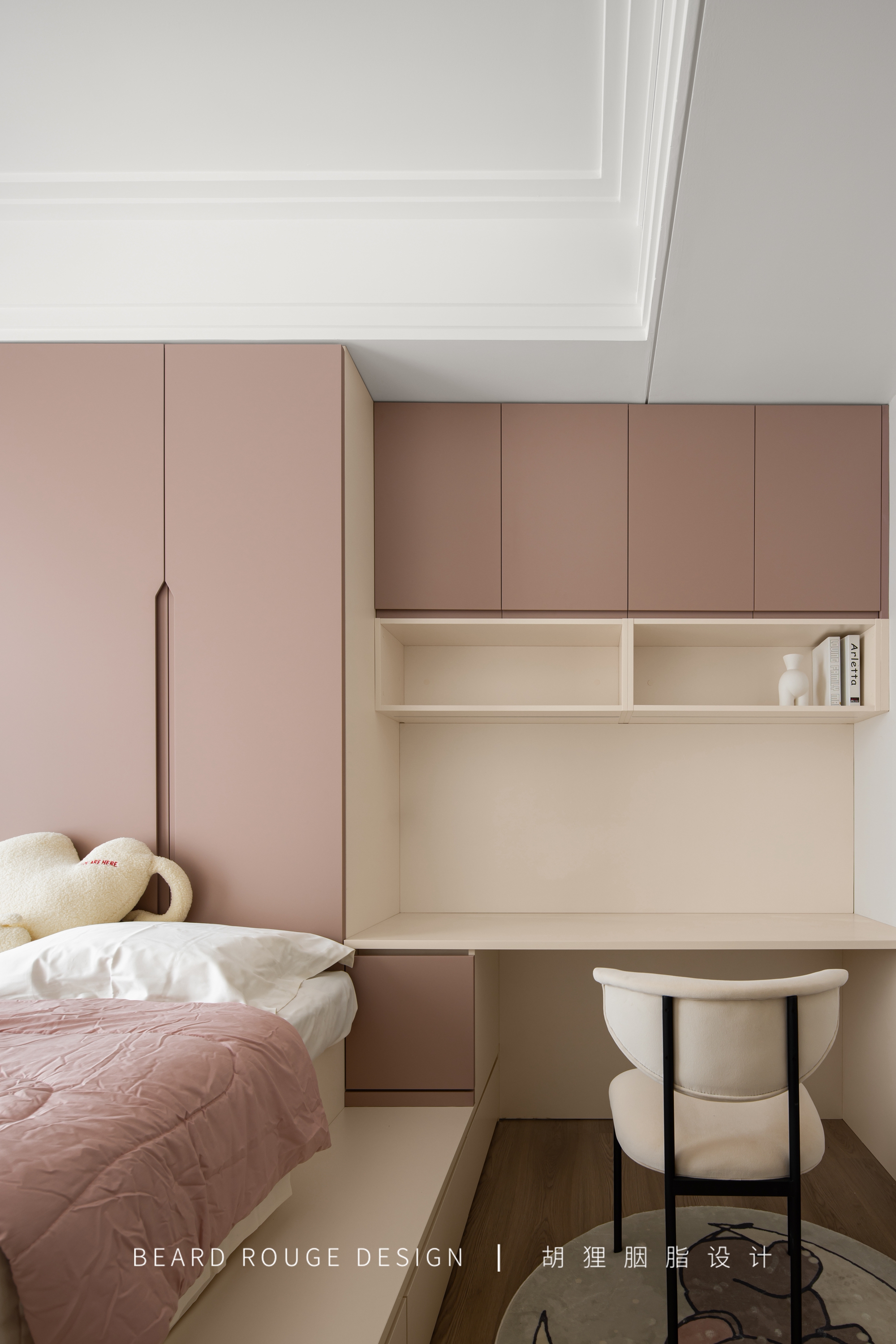 太平鸟克莱因蓝撞色羽绒服女,克莱因蓝撞色卫衣女