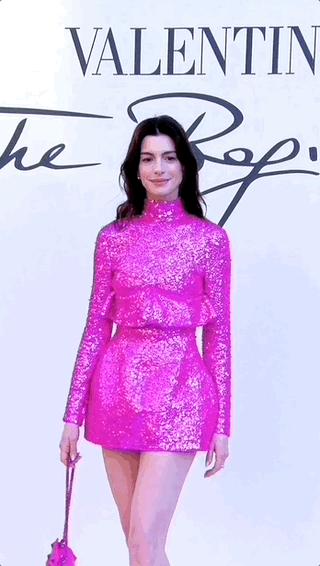 安妮海瑟薇红发造型亮相,安妮海瑟薇芭比粉色晚礼服