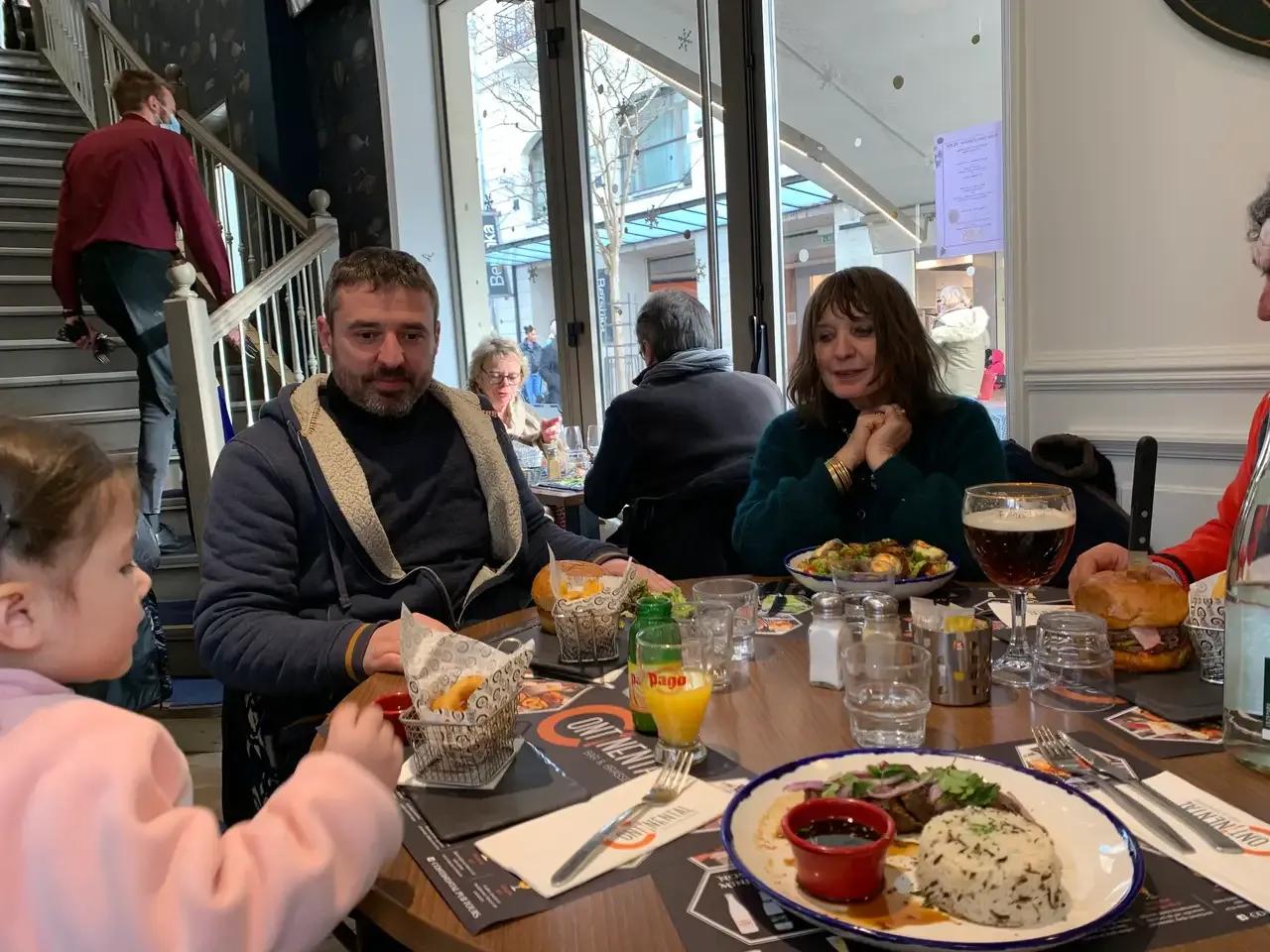 80后*疆新**美女闪婚法国老公，生下一个混血儿，第一次见面就要娶她