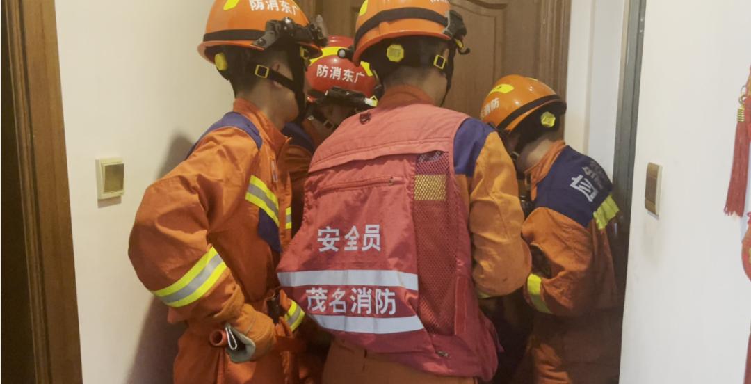 父母不给买，男子割腕以死相威胁！