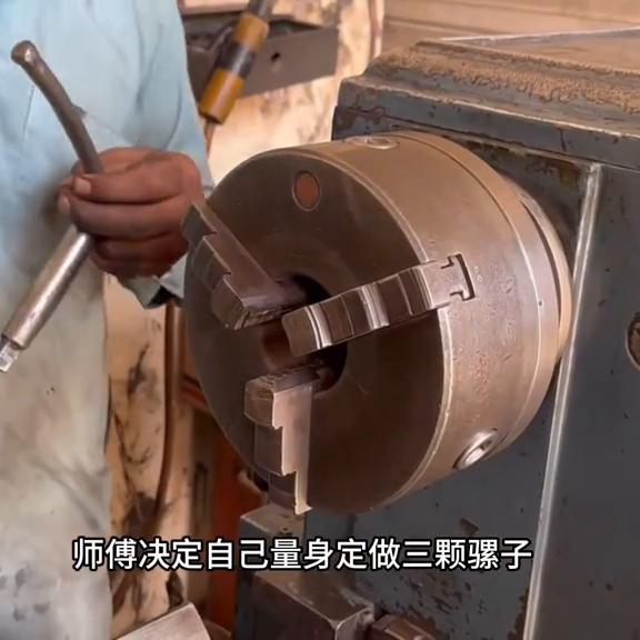 巴铁维修真够奇葩用打铆钉方式修复断开两截的卡车半轴太震撼了