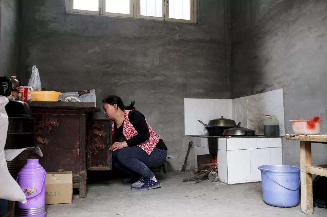 外侄女照顾瘫痪舅舅，临终房子给儿子，给她一缸米，两年后她笑了