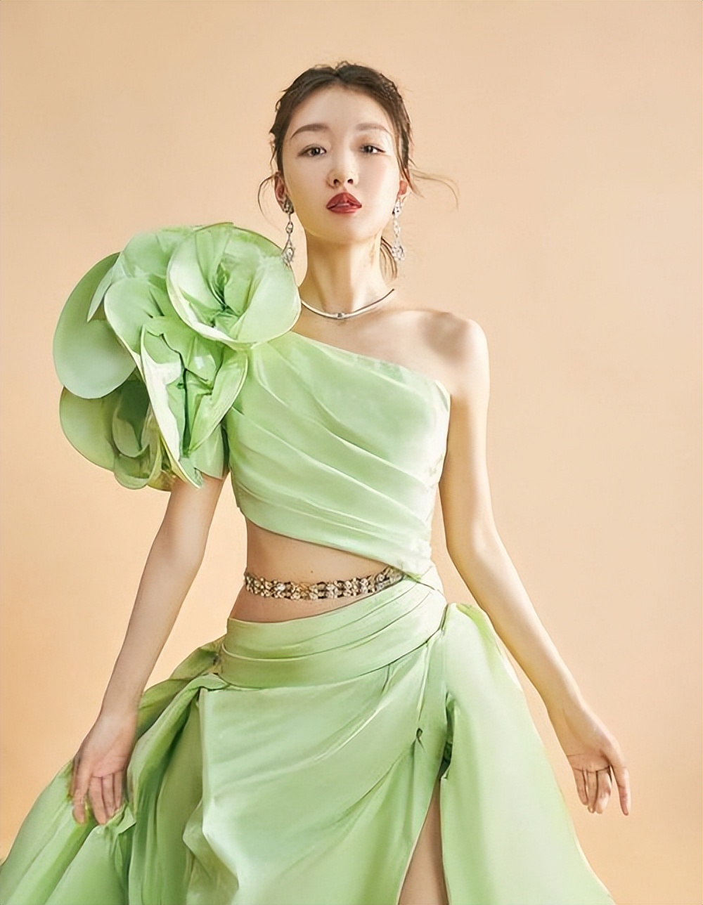 有一种“尴尬”,叫周冬雨玩性感