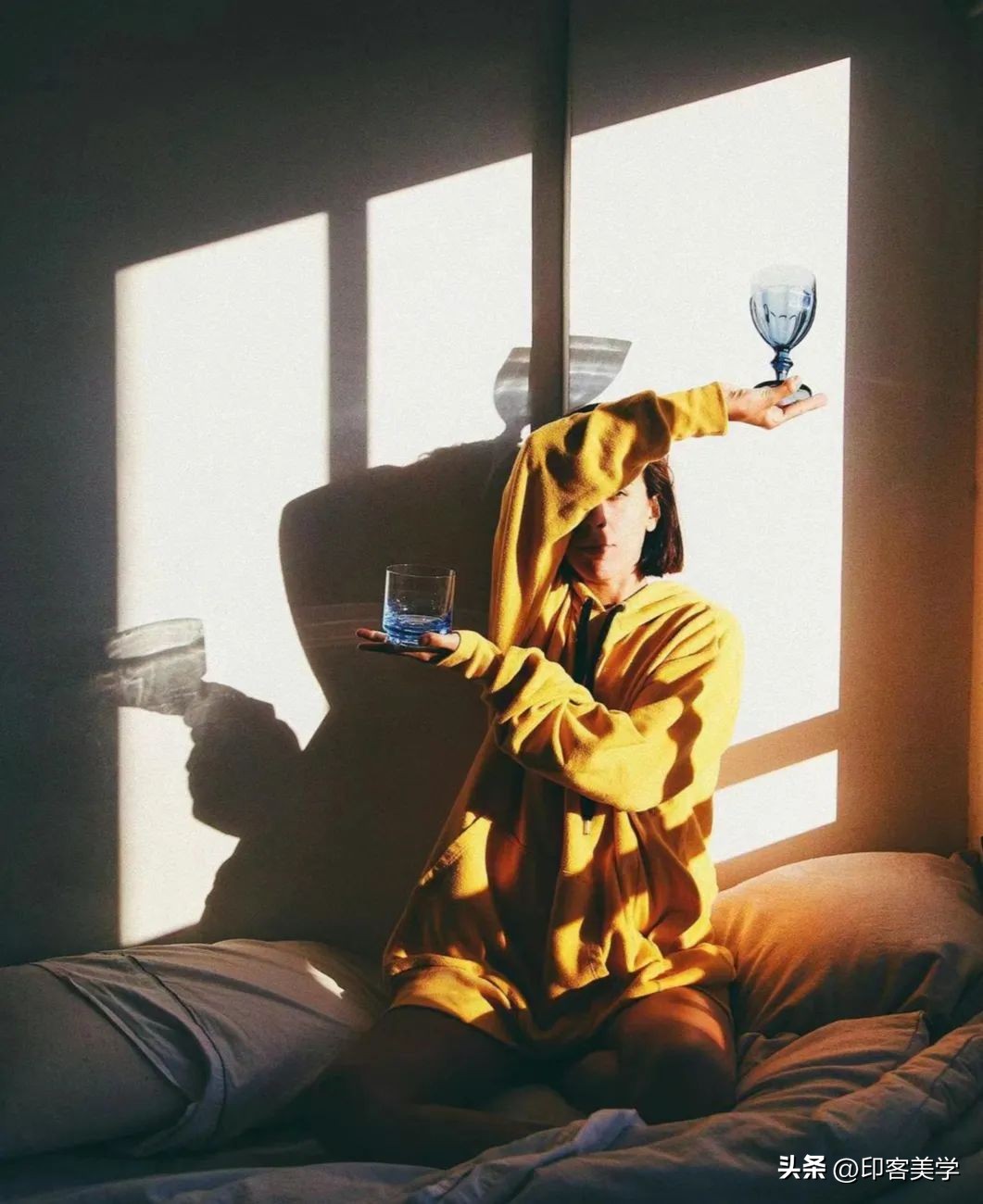 当下时尚怪现象:富婆背假包,社畜吃土买二奢