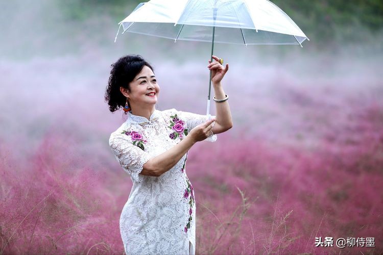 50岁阿姨拍照姿势大全站姿,中年女人拍照姿势小窍门