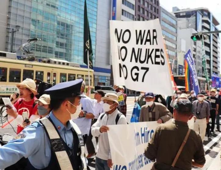 日本民众冒雨反对G7峰会,日本广岛举行g7峰会安全演习
