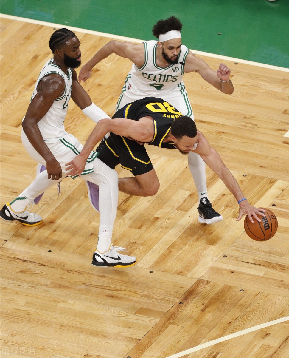 库里43分天神下凡詹姆斯祝贺,勇士库里超远三分绝杀