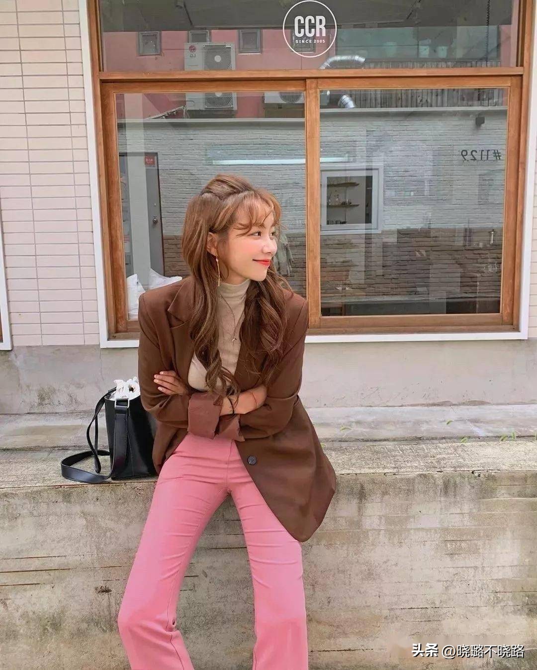 高领衫怎么搭配外套更好看,风衣半高领针织衫搭配