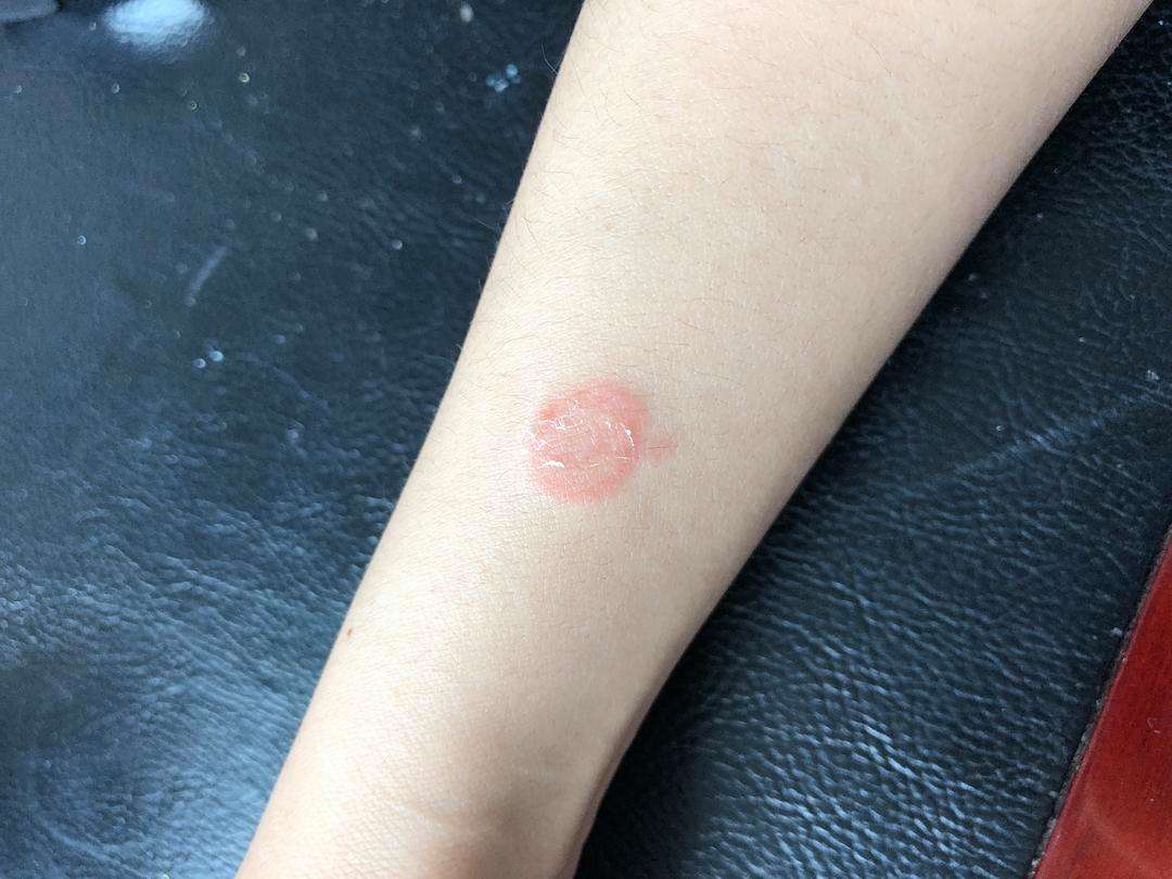 为什么猫咪上床前会舔毛,猫咪为什么上床声音那么大