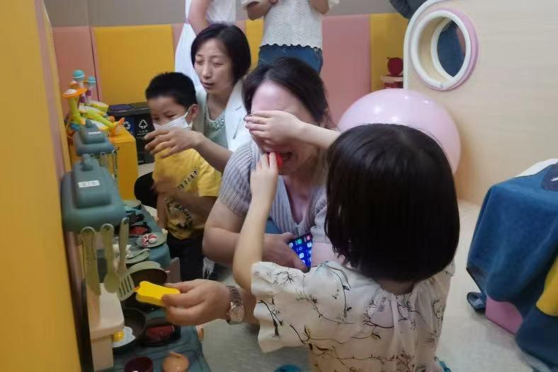 增进亲子互动在互动中穿插沟通,亲子面对面肢体互动游戏