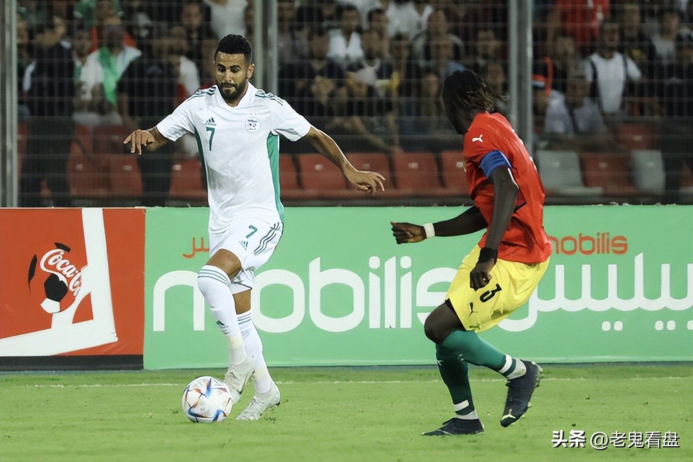 加拿大前锋庆祝进球挡住耐克标志，暗示对球衣赞助商的不满