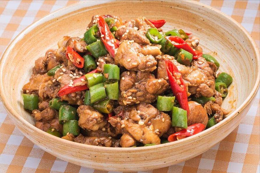 炒鸡时先不放油的做法,炒鸡焯水不焯水