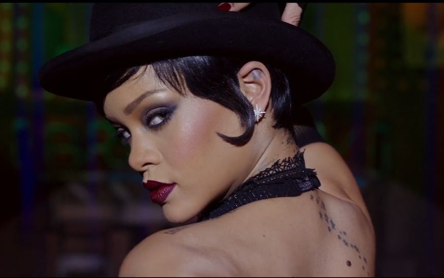 从小岛贫穷少女到国家英雄、全球最富有的女歌手，蕾哈娜的成长史