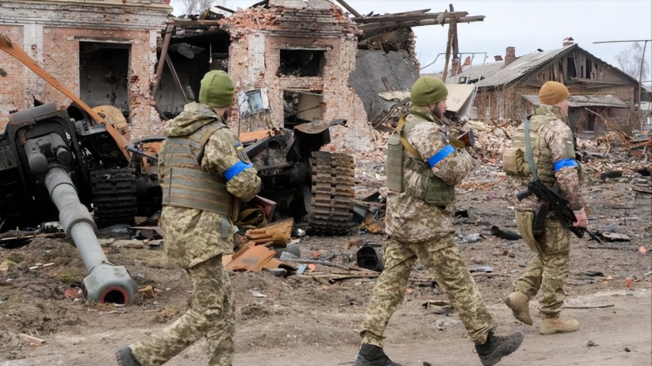 乌克兰以人肉冲锋消耗俄军,士兵频“送人头”引发人员短缺危机。