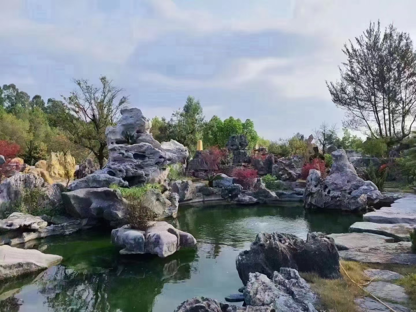 太湖石打造庭院大自然假山水景,太湖石庭院假山造景图片