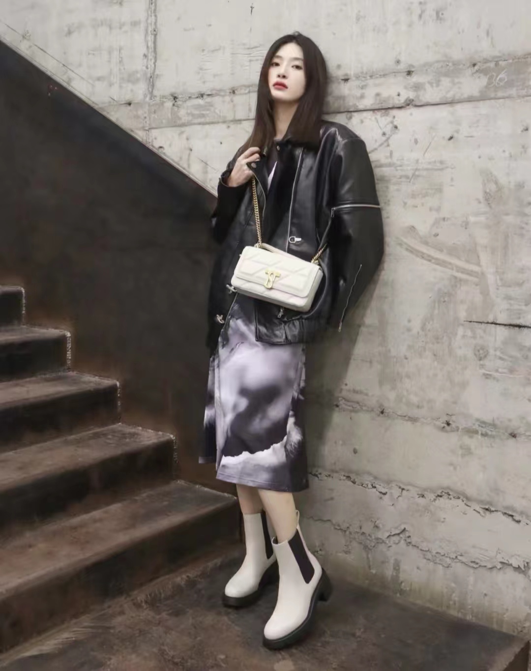 皮衣怎么搭配衣服女秋冬,2020洋气套装皮衣