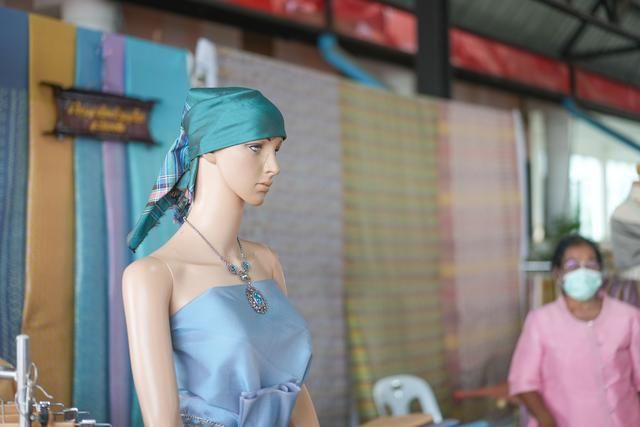 泰国旅游丝绸,泰国旅游回来适合带的纪念品