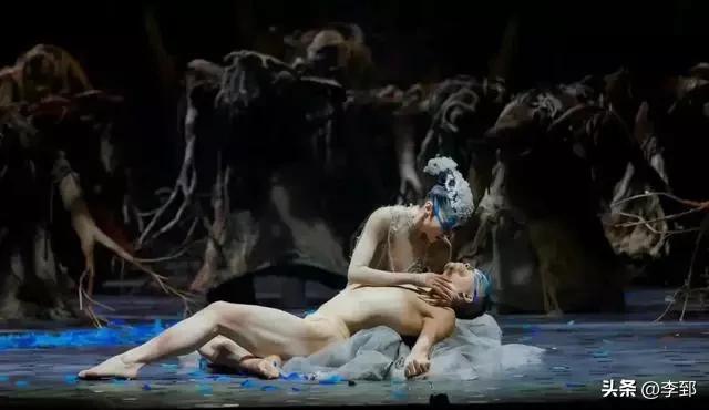 女的抓男的手臂舞蹈,舞蹈女孩下腰手抓脚展示