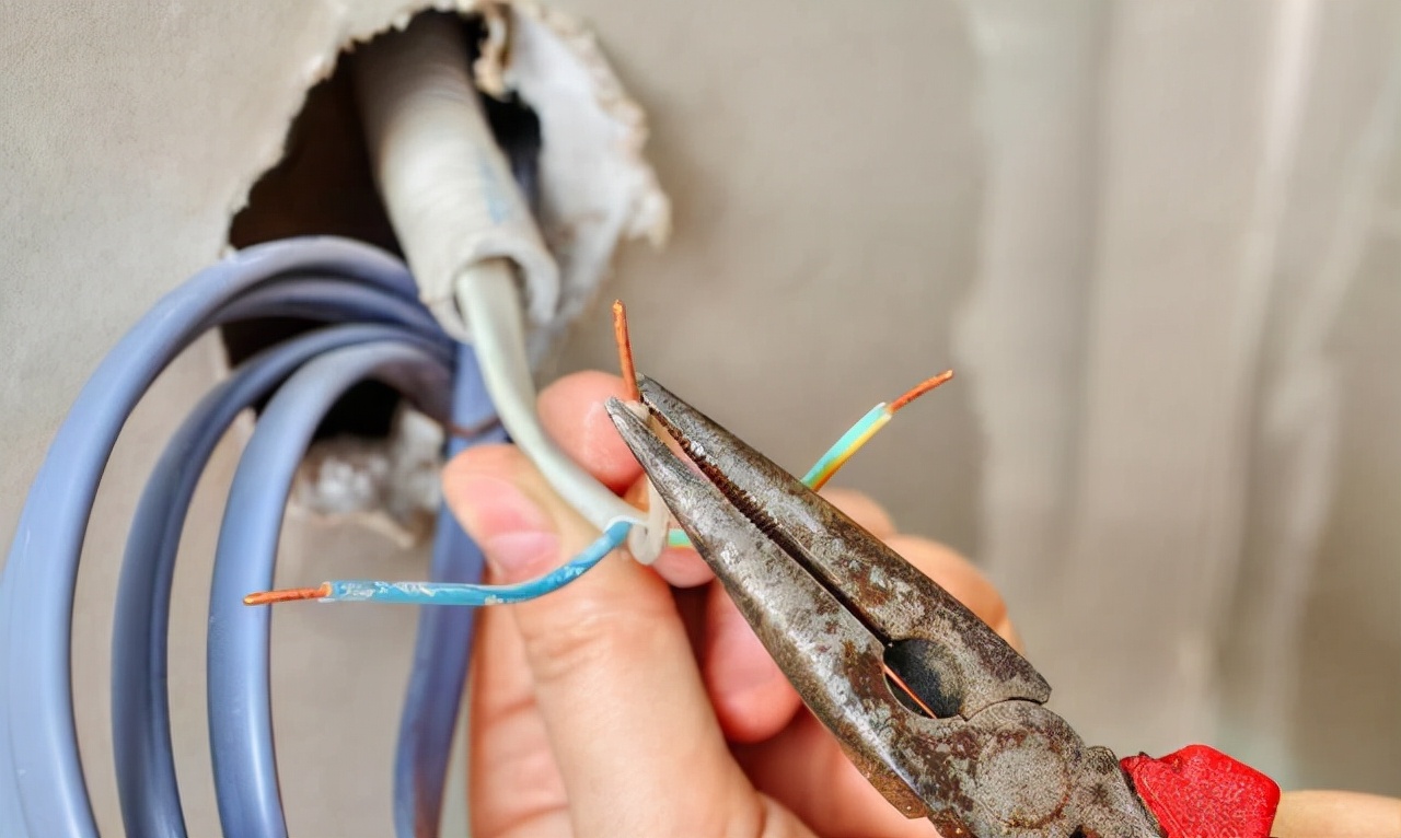 墙里的电线烧坏了,家里电线烧坏怎么办不用拆墙
