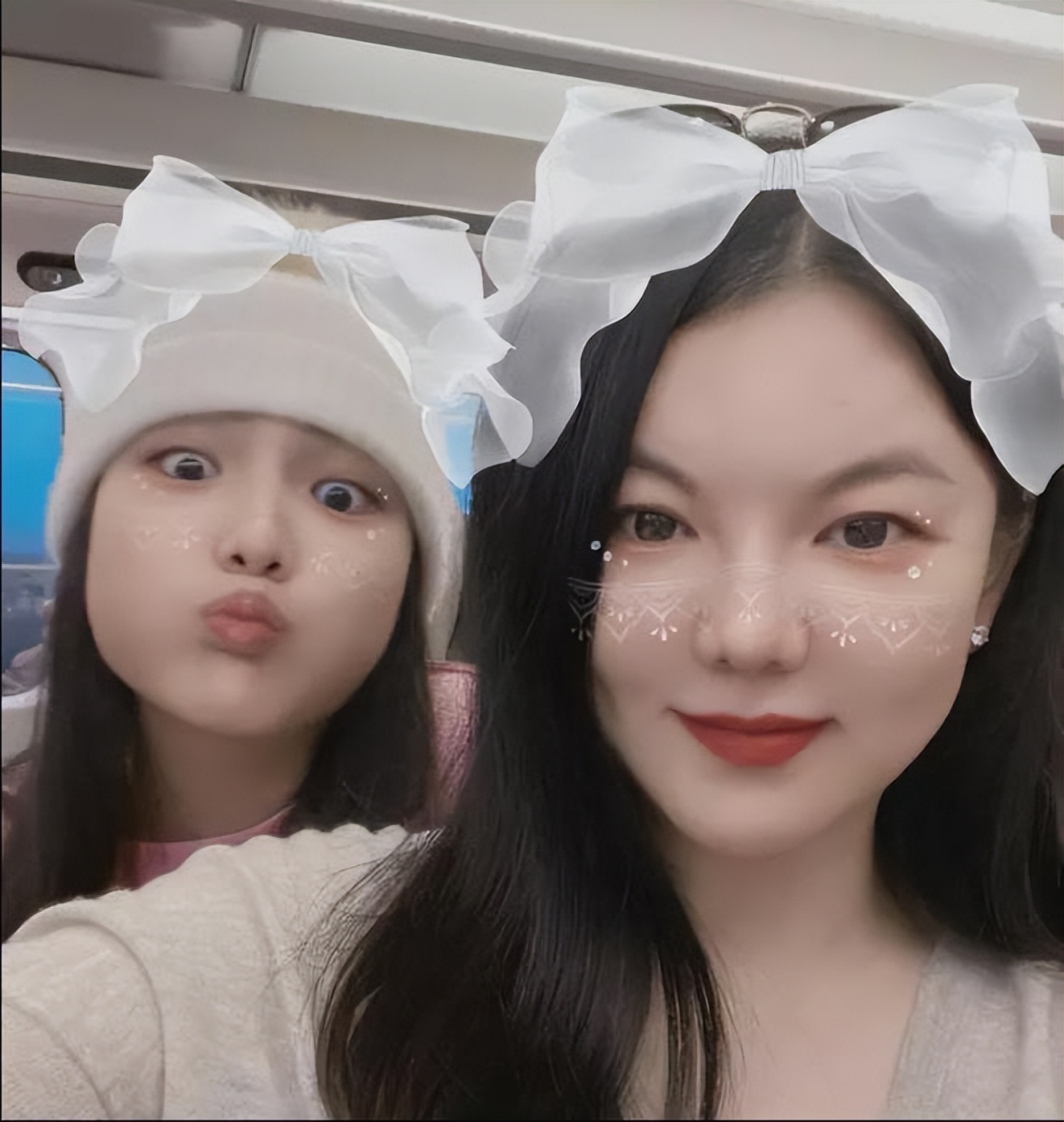 王诗龄李湘出席晚宴,王诗龄李湘王岳伦头等舱