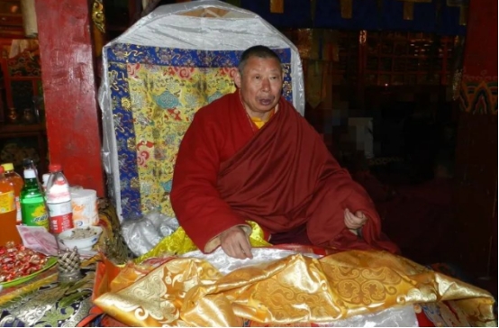 “假活佛”王兴夫：10年骗2亿，毒誓控制女弟子，被捕时自扇耳光