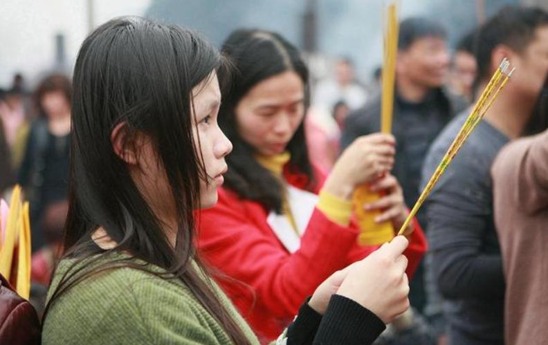 年轻人热爱烧香拜佛,寺庙烧香一年的香火钱