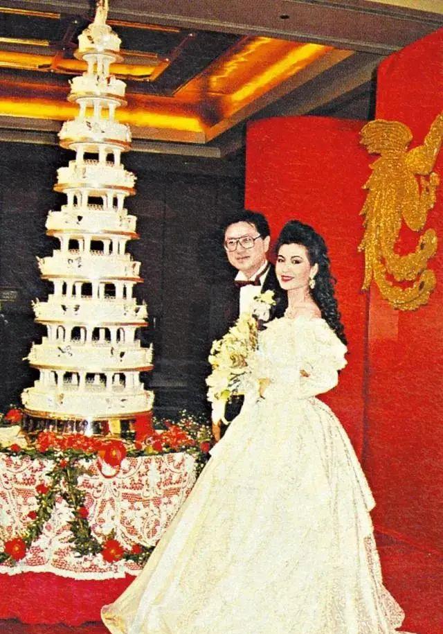 她自曝“不满足自己的欲望”，愿意做有钱人的*妇情**，却没有被封杀