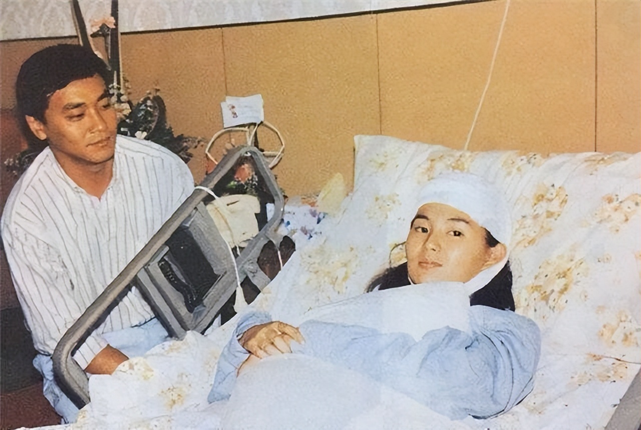 事实证明，独居贫民区、不婚无子的张曼玉，已经走上了另一条大路