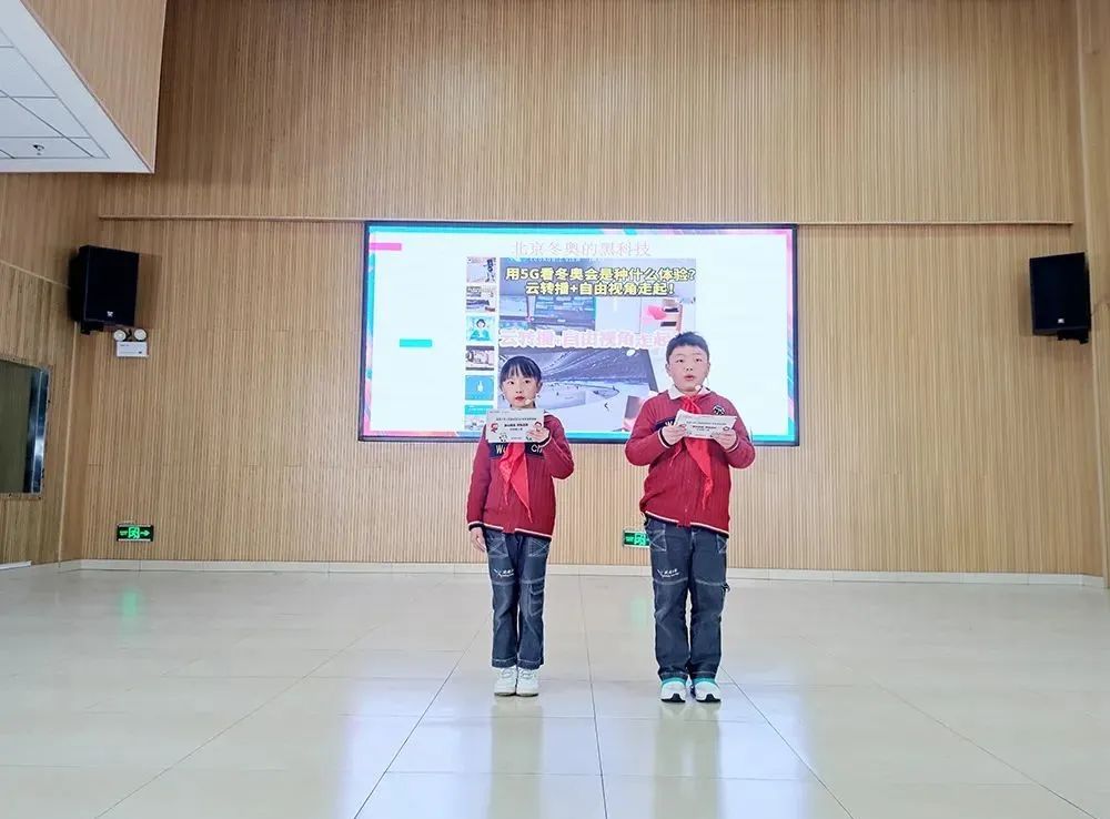 开学季校园展示打卡,开学啦冰墩墩小学生积极向上图片