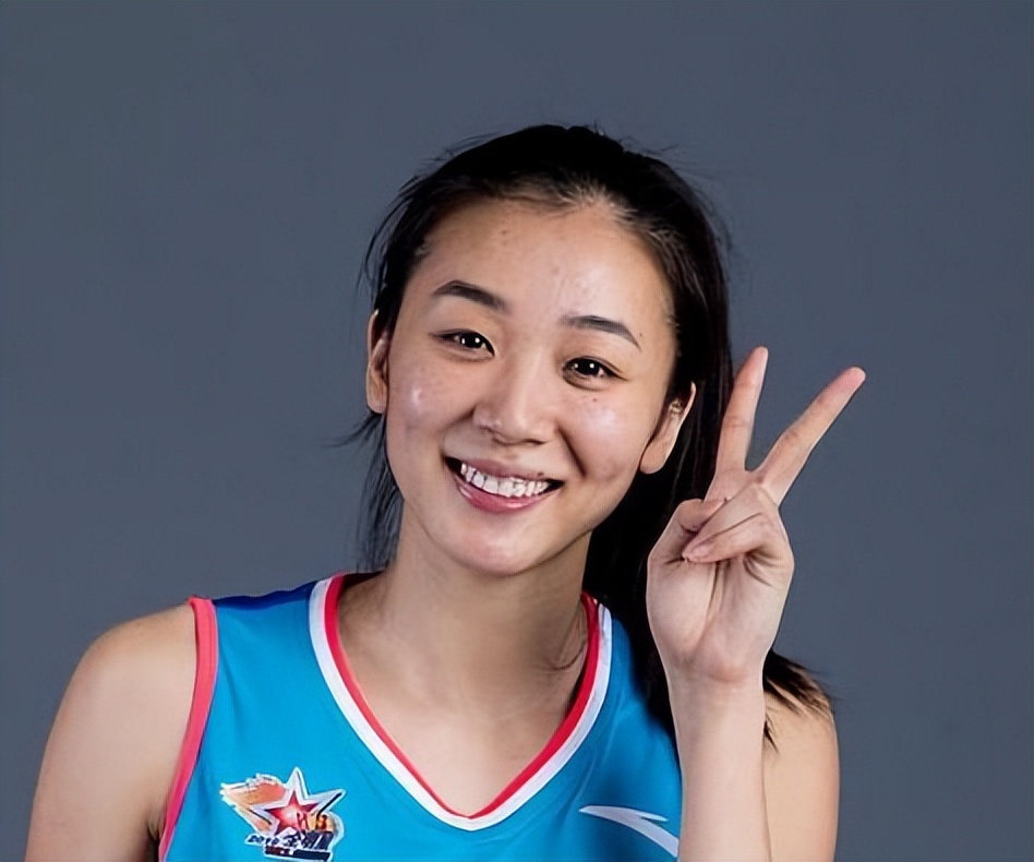 女篮颜值天花板李梦,女篮王思雨成长之路