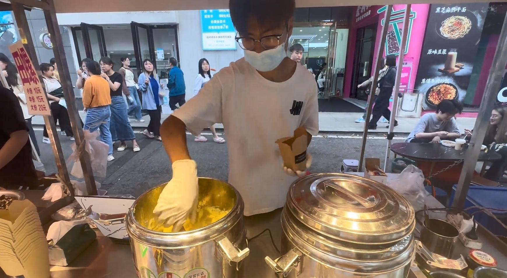 20岁小伙摆摊月入600背百万房贷,小伙月入6000背百万房贷卖的什么