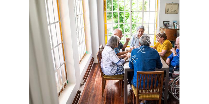 “姐，妈住院了，给5万”“你啥时候换妈了？我陪我妈逛街呢”