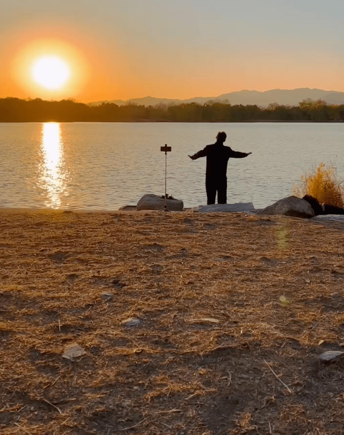 56岁“孤独指挥家”意外走红妻子是清华职工一直想让他当教授