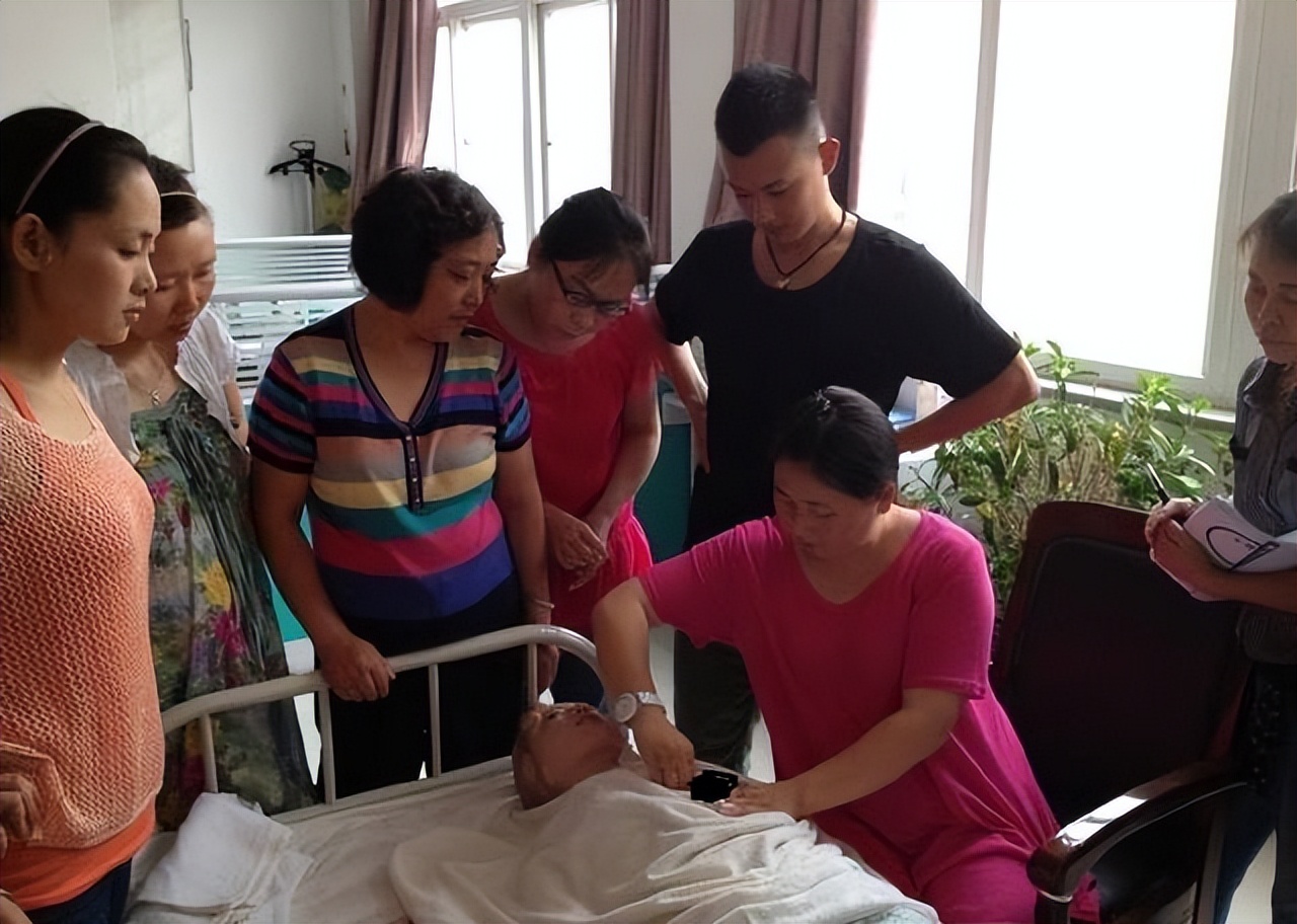 做催乳师一个月挣多少钱,90后小伙做催乳师