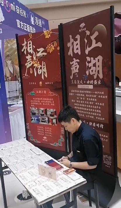 苗阜“出阴招”，线下演出免费观看，经营九年的鼎泰茶社宣告倒闭