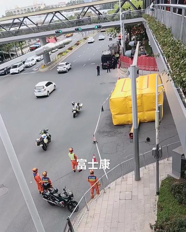 女子在富士康上班15年被裁员，情绪崩溃欲跳桥轻生，我房贷怎么还