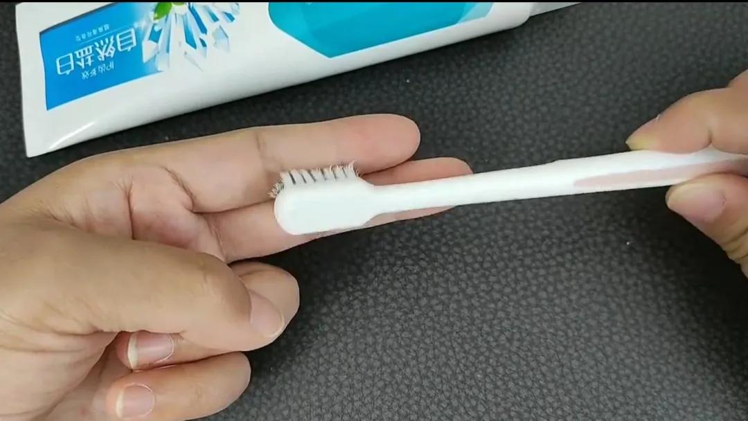 牙齿暗黄怎么样才可以刷得干净,牙齿发黄怎么办教你技巧轻松去除