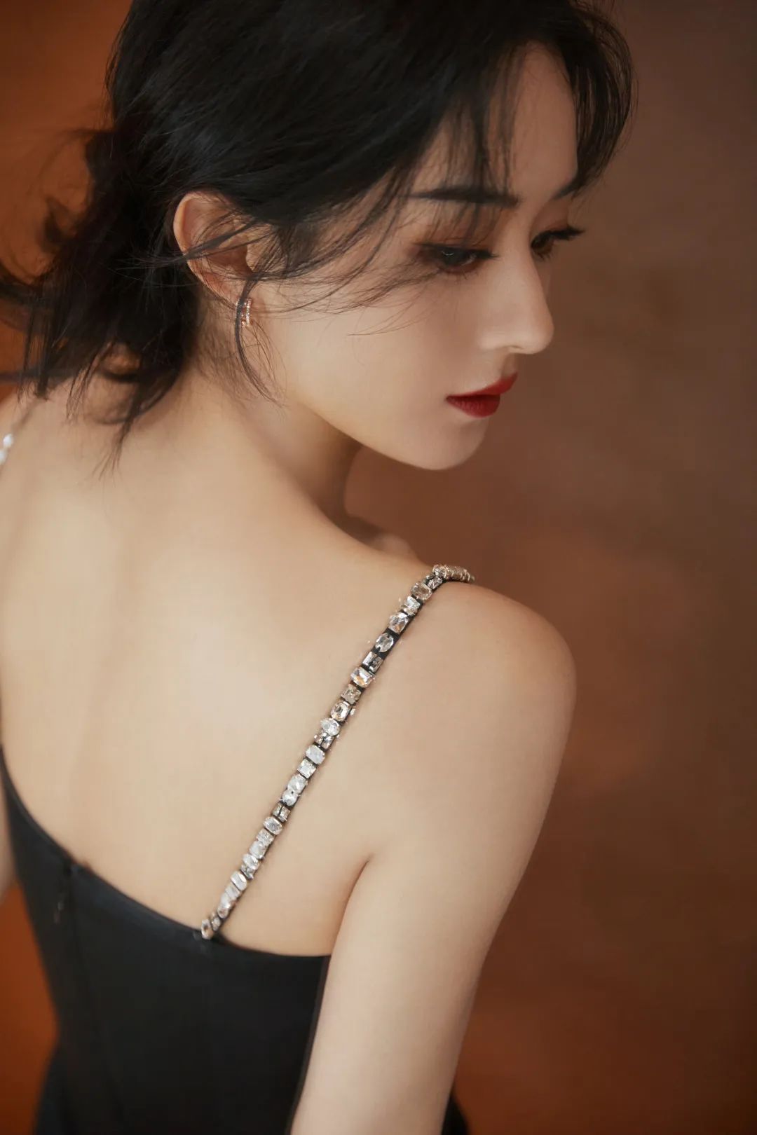 别再披头散发了教你一招秒变女神,今年别再披头散发了三款减龄发型