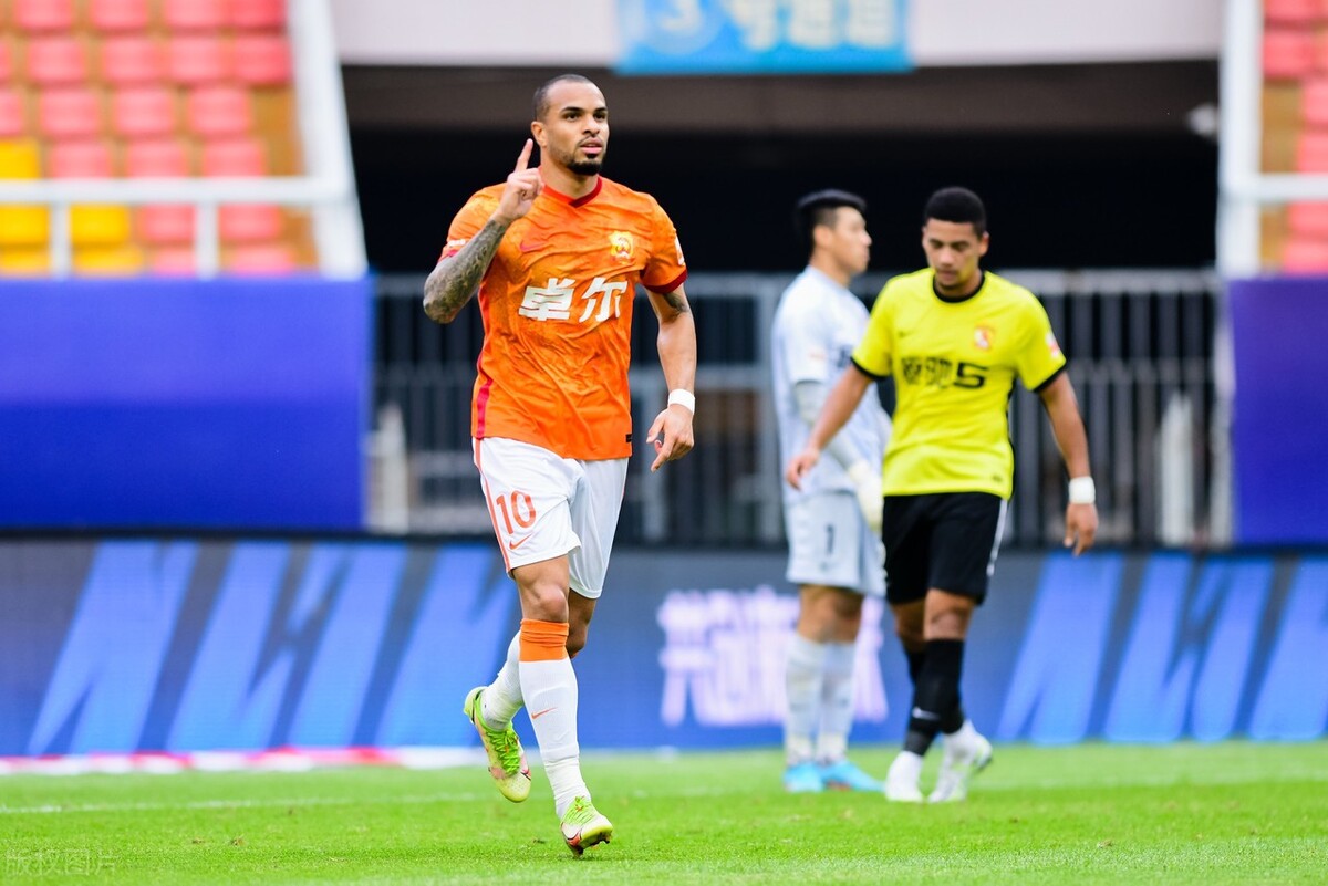 8冠王恒大3-0击败申花夺中超冠军,中超广州恒大1比0负于北京国安